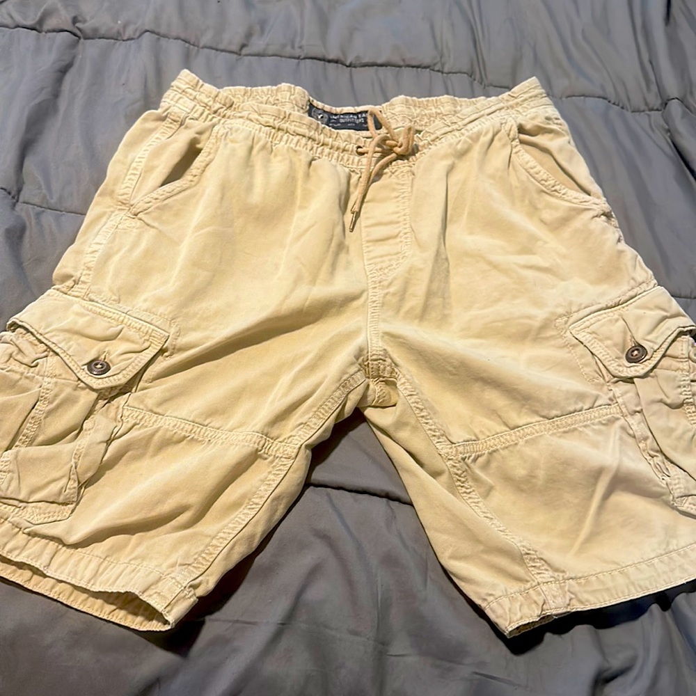 Men’s tan cargo short, worn a handful of times, no tears/holes. Good condition!
